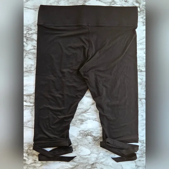 Pink Victoria's Secret Black Cropped Yoga Leggings - Picture 6 of 7